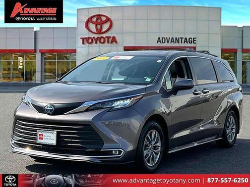 2022 Toyota Sienna XLE 8 Passenger