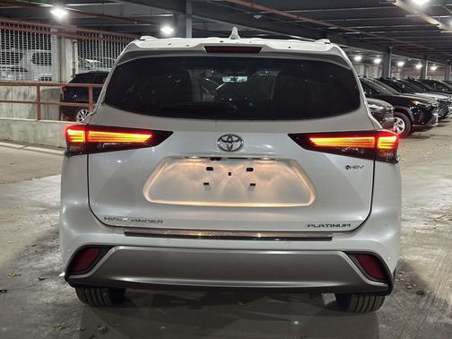 2025 Toyota Highlander Hybrid Platinum