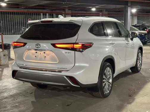 2025 Toyota Highlander Hybrid Platinum