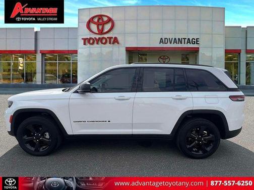 Bright White Clearcoat 2023 Jeep Grand Cherokee Limited
