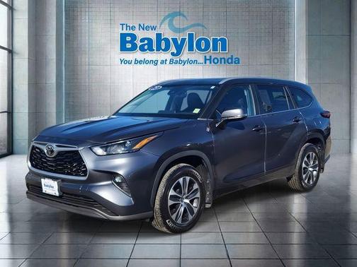 Magnetic Gray Metallic 2023 Toyota Highlander XLE