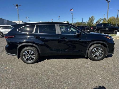 Midnight Black Metallic 2026 Toyota Highlander Hybrid XLE