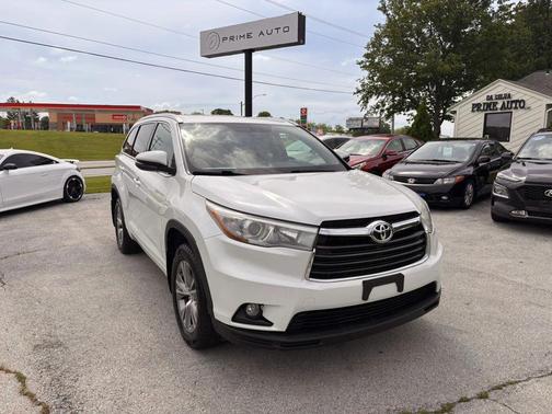 White 2015 Toyota Highlander XLE