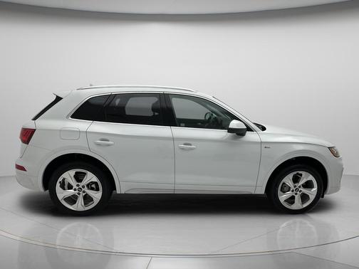 Glacier White Metallic 2024 Audi Q5 45 S line quattro Premium