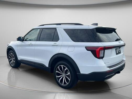 Star White 2026 Ford Explorer ST-Line