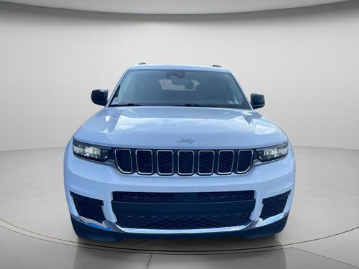 Bright White Clearcoat 2022 Jeep Grand Cherokee L Laredo
