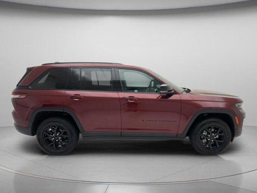 Velvet Red Pearlcoat 2025 Jeep Grand Cherokee Laredo
