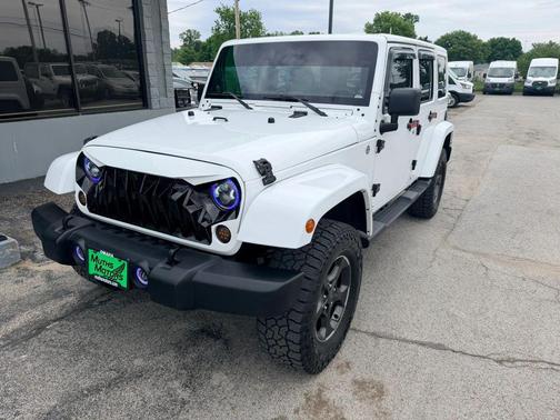 Bright White Clearcoat 2013 Jeep Wrangler Unlimited Sahara