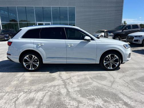2024 Audi Q7 55 Premium Plus