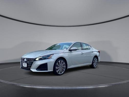 Brilliant Silver Metallic 2023 Nissan Altima 2.5 SL