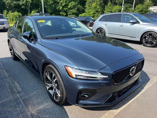2024 Volvo S60 B5 Plus Dark Theme