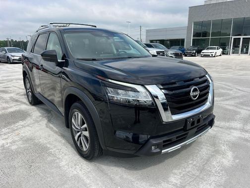 2022 Nissan Pathfinder SL