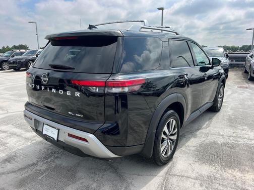 2022 Nissan Pathfinder SL