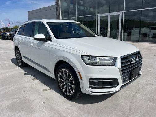 Carrara White 2019 Audi Q7 45 SE Premium Plus