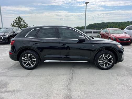 Mythos Black Metallic 2023 Audi Q5 45 S line quattro Premium