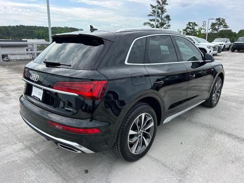 Mythos Black Metallic 2023 Audi Q5 45 S line quattro Premium