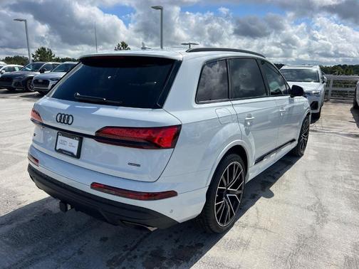 2025 Audi Q7 55 Premium Plus