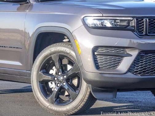 Photo 3 of 38 of 2022 Jeep Grand Cherokee Altitude
