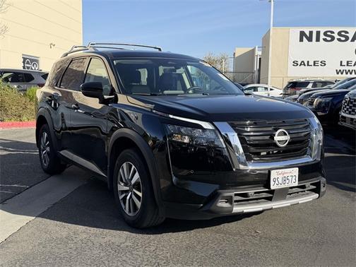2025 Nissan Pathfinder SL