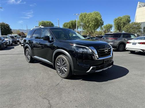 2023 Nissan Pathfinder SL