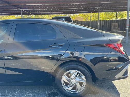 2024 Hyundai ELANTRA SE