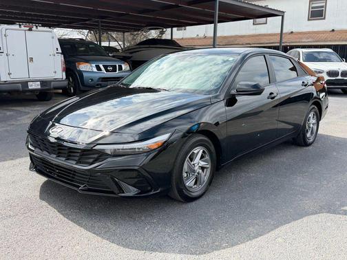 2024 Hyundai ELANTRA SE