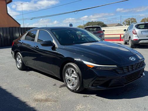 2024 Hyundai ELANTRA SE