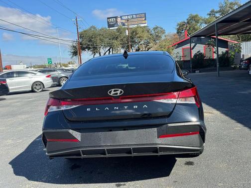 2024 Hyundai ELANTRA SE