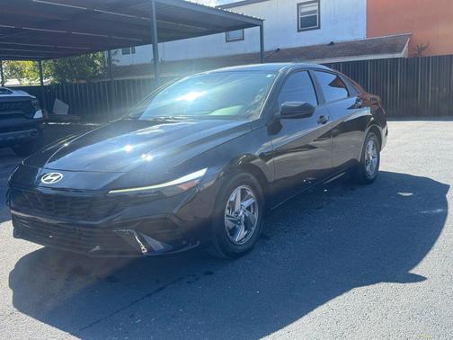 2024 Hyundai ELANTRA SE