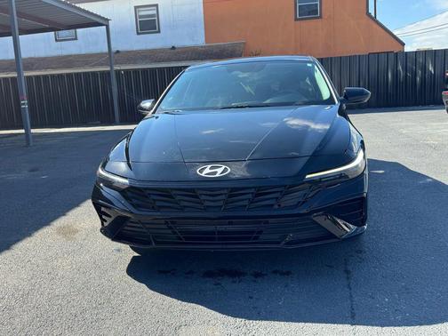 2024 Hyundai ELANTRA SE