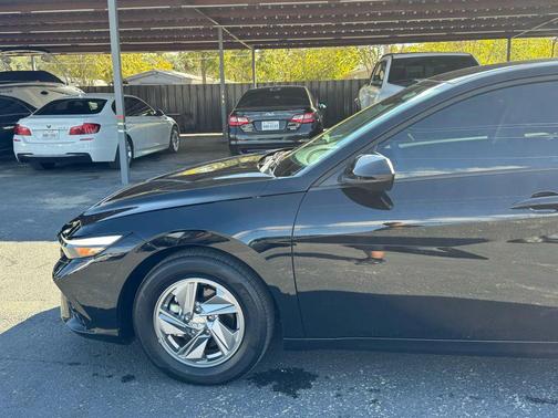 2024 Hyundai ELANTRA SE