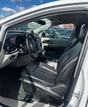 2020 Chrysler Voyager SE