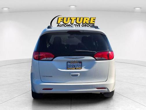 Bright White Clearcoat 2020 Chrysler Voyager SE