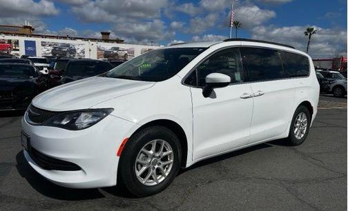 2020 Chrysler Voyager SE