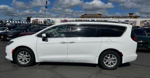 2020 Chrysler Voyager SE