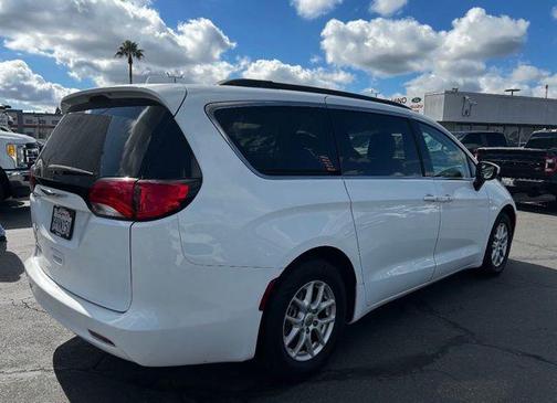 2020 Chrysler Voyager SE