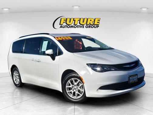 Bright White Clearcoat 2020 Chrysler Voyager SE