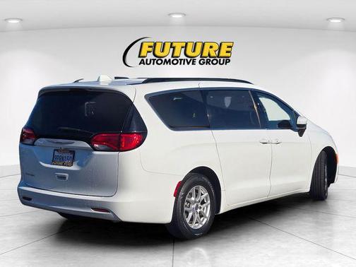 Bright White Clearcoat 2020 Chrysler Voyager SE