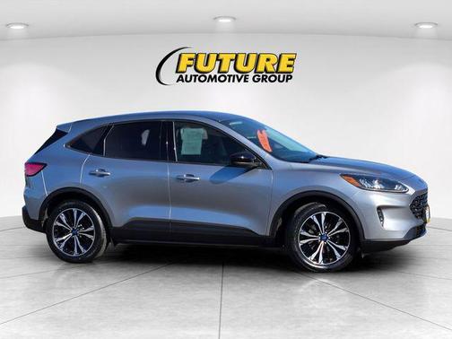Iconic Silver Metallic 2022 Ford Escape SE