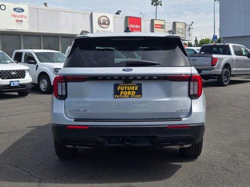 Star White Metallic Tri-Coat 2026 Ford Explorer Active