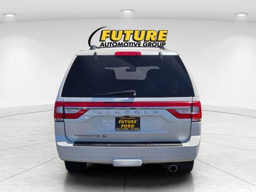 White Platinum Clearcoat 2017 Lincoln Navigator Select
