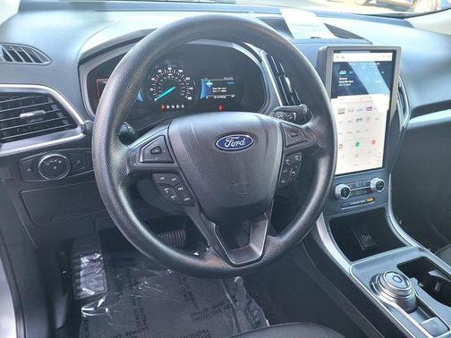 Iconic Silver Metallic 2022 Ford Edge SE
