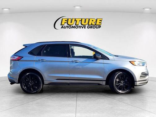 Iconic Silver Metallic 2022 Ford Edge SE