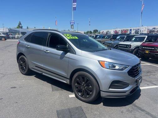 Iconic Silver Metallic 2022 Ford Edge SE