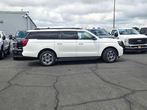 Star White Metallic Tri-Coat 2026 Ford Expedition Max Active 4x4