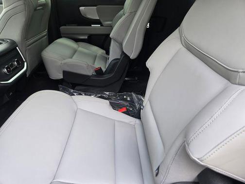 Star White Metallic Tri-Coat 2026 Ford Expedition Max Active 4x4
