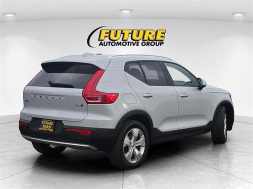 2021 Volvo XC40 T5 Momentum