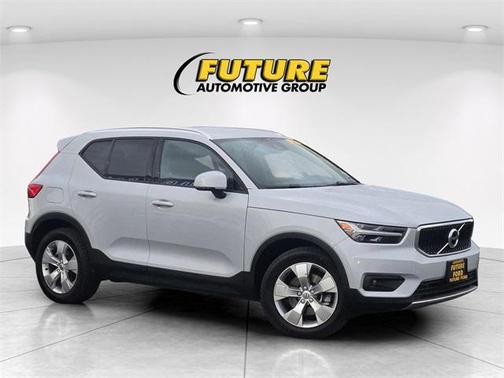 2021 Volvo XC40 T5 Momentum