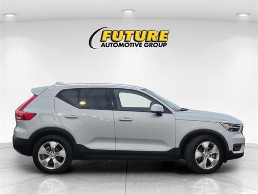 2021 Volvo XC40 T5 Momentum