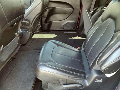 Red Hot Pearlcoat 2025 Chrysler Pacifica L